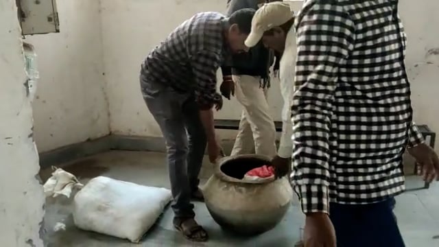 मंझला जंगल में पुलिस की छापेमारी भट्टी ध्वस्त शराब जप्त