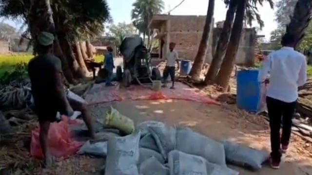 चिंतामन चक गांव के मुख्य मार्ग में पीसीसी ढलाई का कार्य प्रारंभ।