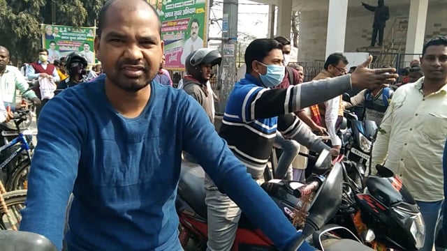 जमुई कचहरी चौक पर ब्रेकर लगा कर के और वहां चेक चेक किया जा रहा है मुख्यमंत्री आने का इंतजार है