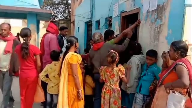  हरनौत प्रखंड में आधार कार्ड बनवाने के लिए उमड़ी लोगों की भीड़ 1 दिन में मात्र 40 लोगों का बनाया जा रहा आधार कार्ड 