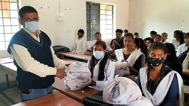 मध्य विद्यालय साठोपुर में 500 बच्चो को दो दो कीट दिया गया है,यह कीट कुपोषण को दूर करने के लिए पोस्टिकता से भरपूर