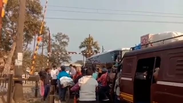 हरनौत रेलवे क्रॉसिंग के समीप ट्रेन आने के वक्त लगा जाम गेटमैन की सूझबूझ से हटाया गया जाम टला बड़ा हादसा