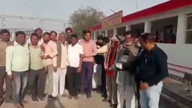 जालौन:-उत्तर मध्य रेलवे महाप्रबंधक को एट जंक्शन पर ट्रेनों के ठहराव व आरक्षण सुविधा शुरू कराने के लिये सौपा पत्र