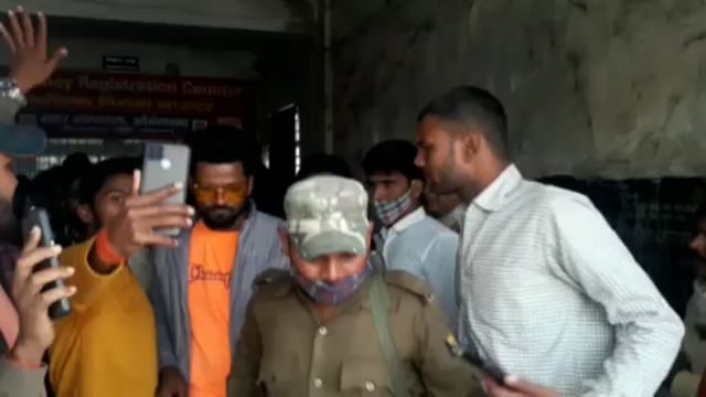 अपने विवादित बयानों को लेकर चर्चा में आए भोजपुरी गायक संतोष को औरंगाबाद पुलिस ने किया गिरफ्तार समर्थकों ने किया हंगामा