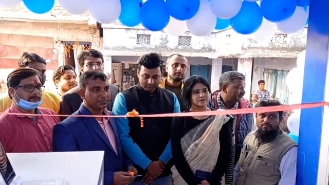 कन्हवा स्थित परवेज मोबाइल शोरूम का राजद नेता ने संयुक्त रूप से फीता काटकर किया उद्घाटन