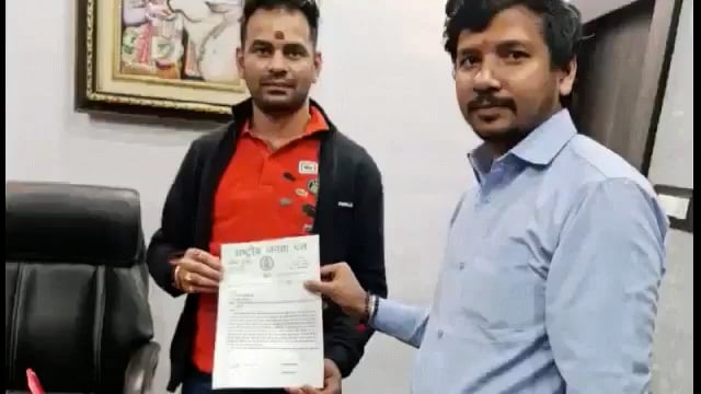 रोसडा़ में स्मार्ट मीटर से हो रही परेशानी को लेकर राजद नेता ने विधायक को सौंपा पर