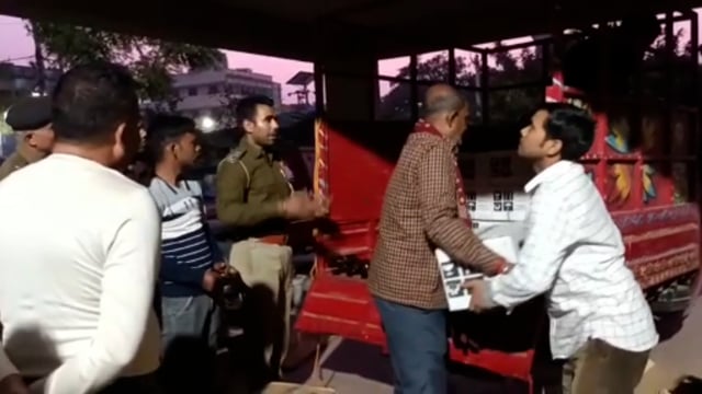 हिसुआ गया रोड बिजली ऑफिस के पास टेंपो व से भारी मात्रा में विदेशी शराब के साथ ड्राइवर गिरफ्तार