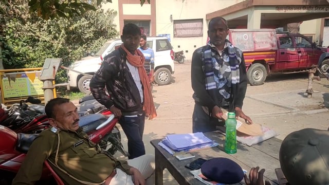 थाना क्षेत्र के मुरकट्टाया गांव में दमगो के द्वारा निजी जमीन पर कब्जा करने के लेकर आवेदन दिया थाना में 