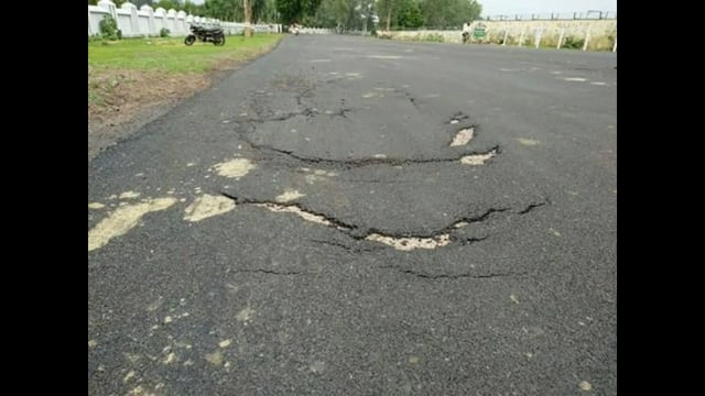 सड़क मरम्मत का कार्य गुणवत्तापूर्ण नहीं होने के कारण लोगों में आक्रोश