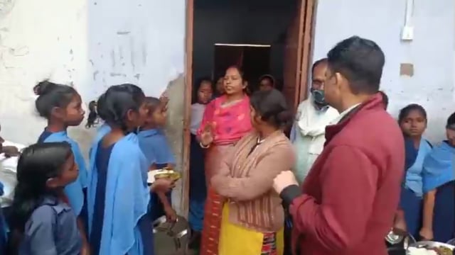 धोरैया के कस्तूरबा गांधी आवासीय विद्यालय का प्रखंड प्रमुख ने किया निरीक्षण , गंदगी देख जताया क्षोभ