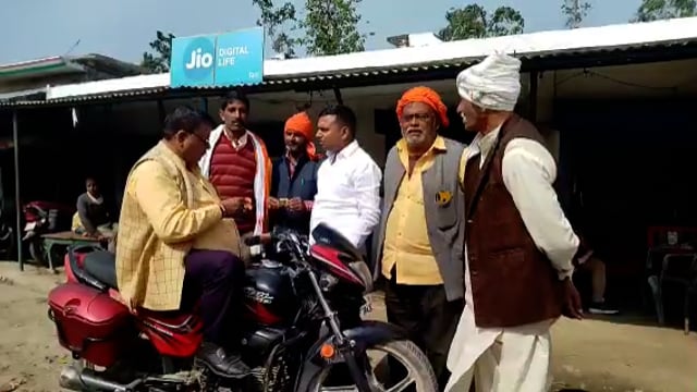 तरबगंज बिशुनपुर में प्रधान प्रतिनिधि डॉक्टर बृजकिशोर मिश्रा ने किया जनसंपर्क मांगा भाजपा के लिए जनसमर्थन