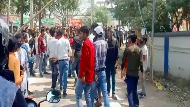 बीटेक इंजीनियर छात्रों के  समर्थन मैं उतरा  ABVP।