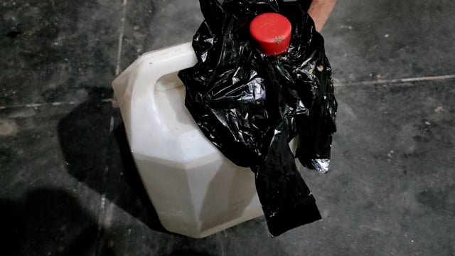 मसियाडीह गांव के समीप जिरायन नदी से 20 लीटर देसी शराब बरामद, धंधेबाज फरार