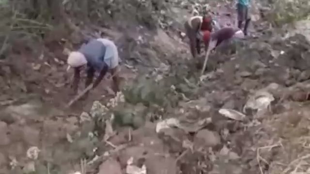 मलहारा पंचायत में करहा उड़ाही शुरू,किसानों में हर्ष