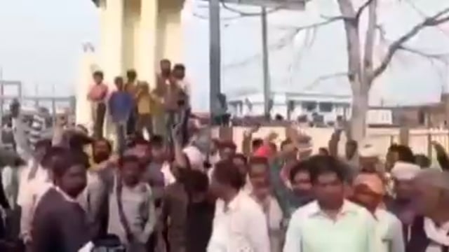 जालौन;-गल्लामंडी गेट पर तालाबंदी कर नारेबाजी की,काटा हंगामा

कर्मचारी की गलती से सूचना पट्ट पर भाव गलत लिखने से काटा हंग