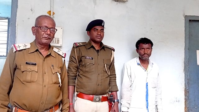 हवेली खड़गपुर थाना पुलिस ने गुप्त सूचना के आधार पर बरूई गांव में छापेमारी कर 10 लीटर अवैध देसी शराब के साथ एक कारोबारी