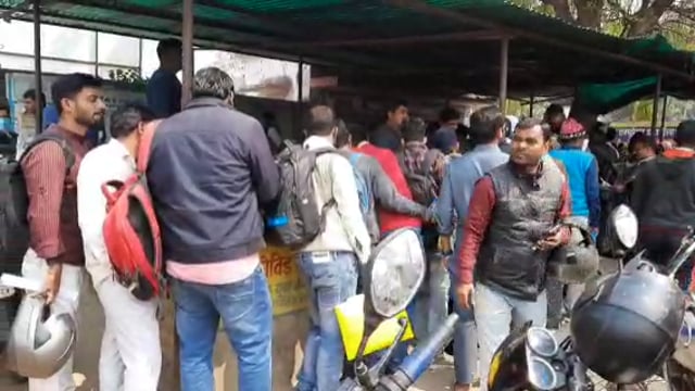 मेडिकल जांच को लेकर सदर अस्पताल में उमड़ी भीड़, चरमराई अस्पताल की व्यवस्था