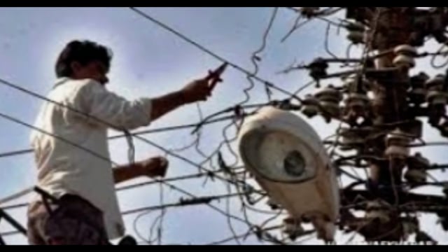 बिजली बिल ना जमा करने से 64 लोगो का कनेक्शन कटा