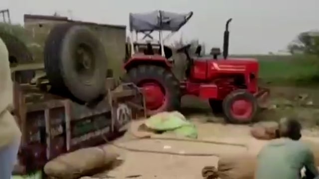 जालौन,कोच :-अनियंत्रित होकर ट्रैक्टर ट्राली पलटी किसान का हुआ भारी नुकसान