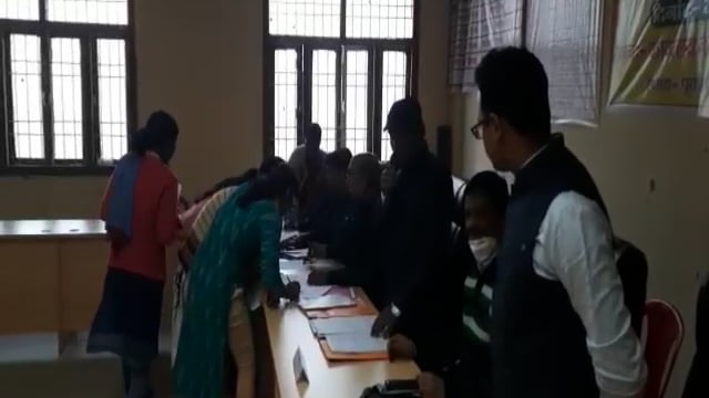 हिलसा नगर परिषद कार्यालय में नगर के कुल 51 शिक्षक अभियर्थियों के बीच बांटा गया नियुक्ति पत्र