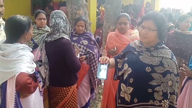 आशा कर्मियों के बीच किया गया स्मार्ट फोन का वितरण l