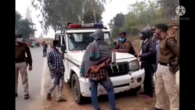 फुल्लीडुमर थाना के अवर निरीक्षक महेंद्र सिंह ने वाहन जांच कर हजारों रुपए वाहन चालक से जुर्माना वसूला