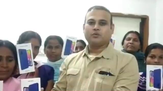 सामुदायिक स्वास्थ्य केंद्र काशीचक में आशा कार्यकर्ताओं के बीच किया गया स्मार्टफोन का वितरण