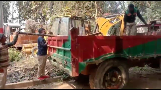 रजौली: क्षेत्र के हरदिया सेक्टर डी अवैध आरा मशीन में हुई छापेमारी