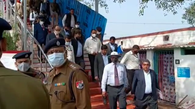 रफीगंज में पूर्व मध्य रेलवे हाजीपुर के महाप्रबंधक अनूप शर्मा को स्थानीय समाजसेवी द्वारा गुलदस्ता देकर सम्मानित किया गया