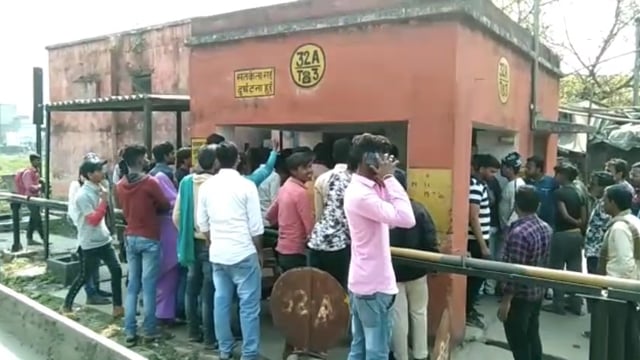 दलसिंहसराय रेलवे के 32 नंबर गुमती पर तैनात पुलिस ने प्रखंड प्रमुख के भाई पर चलाया डंडा हुआ हंगामा