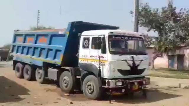 जालौन,कोंच:-बालू के अवैध खनन पर प्रशासन ने कार्यवाही करते हुए ट्रक किया सीज