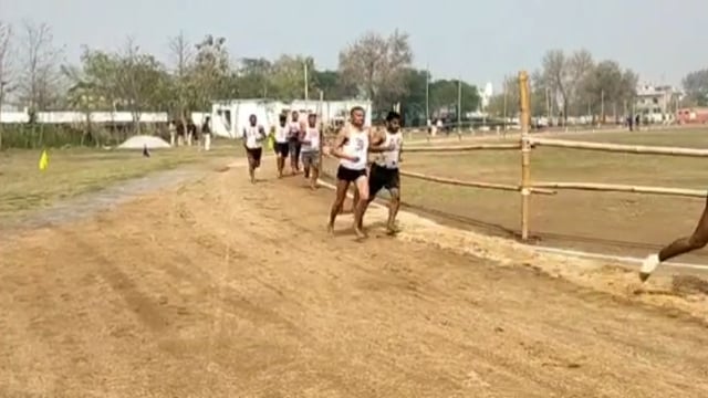 पुलिस लाइन में गृहरक्षकों के लिए हो रहे दक्षता परीक्षा में दूसरे के बदले दौड़ लगाने वाले दो मुन्ना भाई गिरफ्तार