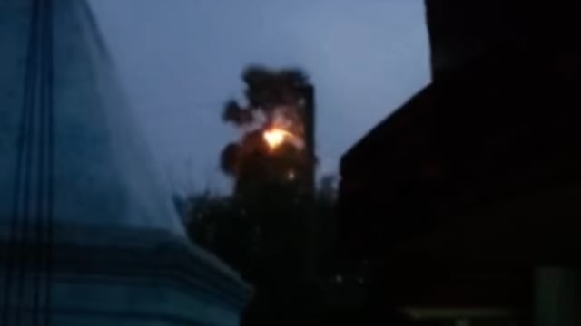 बज्रपात होने से धू-धू कर जलने लगा तार का पेड़।