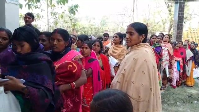 आरटीपीएस काउंटर पर राशन कार्ड बनाने व नाम जोड़ने के लिए आवेदन जमा कराने के लिए भारी संख्या में पहुंच लोग