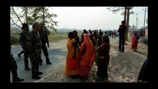 विवादित जमीन पर सरकारी बोर्ड लगाने का विरोध 