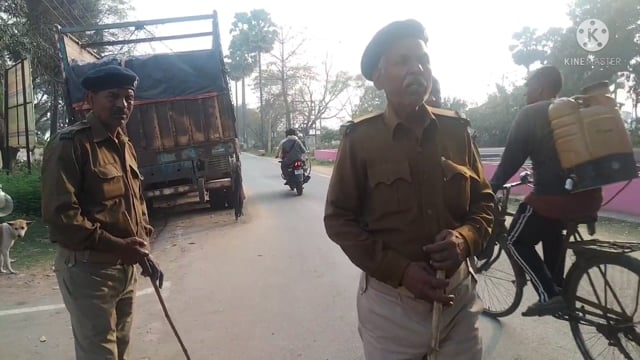 रहुई थाना गेट के समीप शिवरात्रि को लेकर किया गया सघन वाहन चेकिंग अभियान।