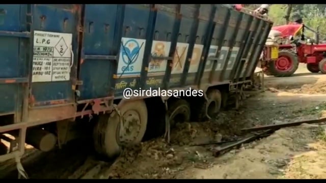 सिरदला प्रखंड परिसर में अनाथ सेल्लादा फंसा ट्रक वाहन, घंटों यातायात रहा बाधित