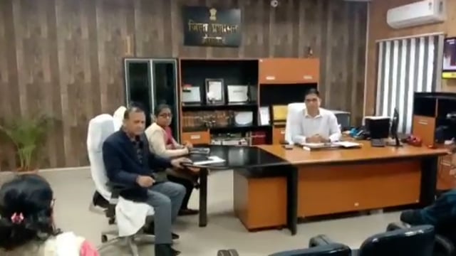 लू से बचाव को लेकर जिलाधिकारी ने स्वास्थ्य,पीएचईडी एवं नगर परिषद के अधिकारियों के साथ की बैठक