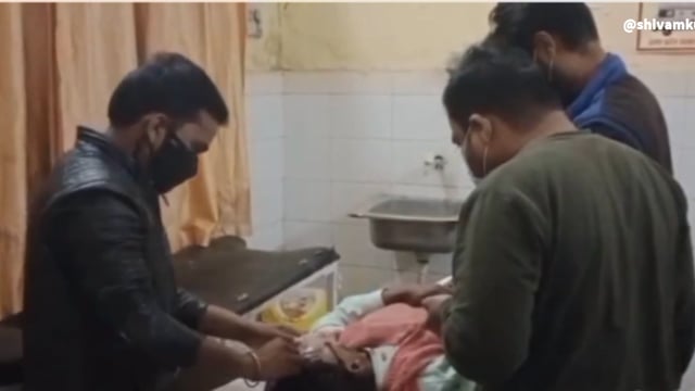 कासगंज: ब्लॉक के सामने सड़क दुर्घटना में दो युवक हुए घायल, स्वास्थ्य केंद्र में कराया भर्ती @सड़क दुर्घटना