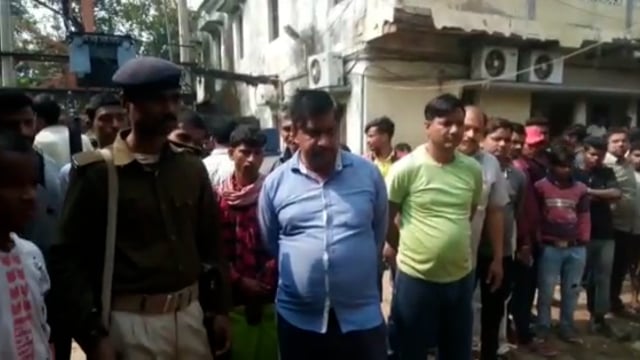 जम्होर बाजार में चोरों ने एक दुकान से सेंधमारी कर चुराई लाखों की सामग्री