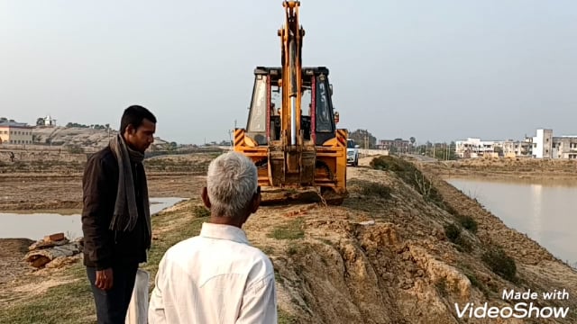 मेस्कौर में डेढ़ करोड़ रुपए की लागत से बने पोखर के छतिग्रस्त पुल को संवेदक द्वारा किया जा रहा ठीक