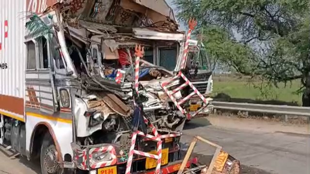 खिरियावा मोड़ के पास एन एच दो पर अज्ञात गैस टैंकर में कंटेनर पीछे से मारी जोरदार टक्कर, चालक जख्मी #axident 