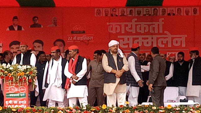 बलरामपुर-कांग्रेस पार्टी के कद्दावर नेता विनय कुमार पांडे ने थामा सपा का दामन सपा मुखिया ने दिलाई सदस्यता