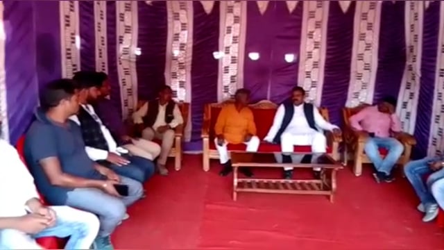 रफीगंज पूर्व विधायक ने मृतक के परिजनों से मिलकर दी सांत्वना।