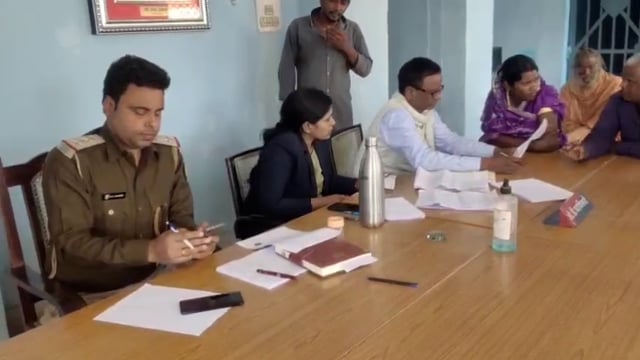 जमीनी विवाद से सम्बंधित समस्यायों के समाधान को लेकर बारुण थाना परिसर में लगा जनता दरबार