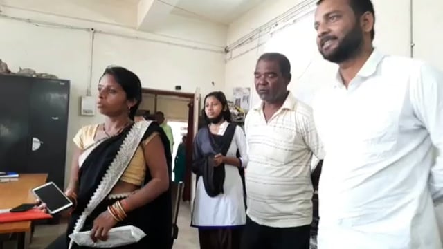 पैसे निकालने गए एक युवक को झांसा देकर एटीएम लेकर भागा एक ठग,निकाले खाते से 90 हजार