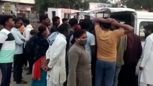 मामी के प्रेम में पागल युवक ने दी जान,परिजनों ने आरोपी मामी को पीटा