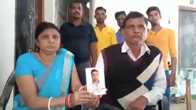 यूक्रेन में फंसी डीहकुसुम्भा के आशीष आनंद परिजनों ने जिला प्रशासन से आवेदन देकर लगाई मदद की गुहार।