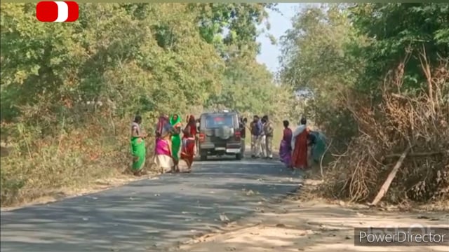 वन परिक्षेत्र बैकुण्ठपुर के कोटकताल मे सर्चिंग के दौरान पकडी गई महिलाऐं, दी गई समझाईस