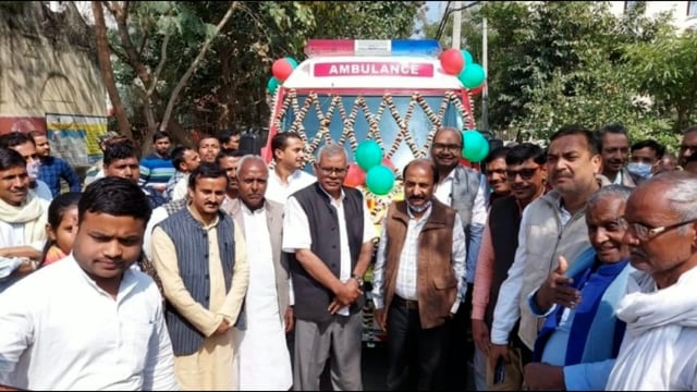 प्रखंड कार्यालय से प्रखंड विकास पदाधिकारी ने दूसरी एंबुलेंस को हरी झंडी दिखाकर किया रवाना